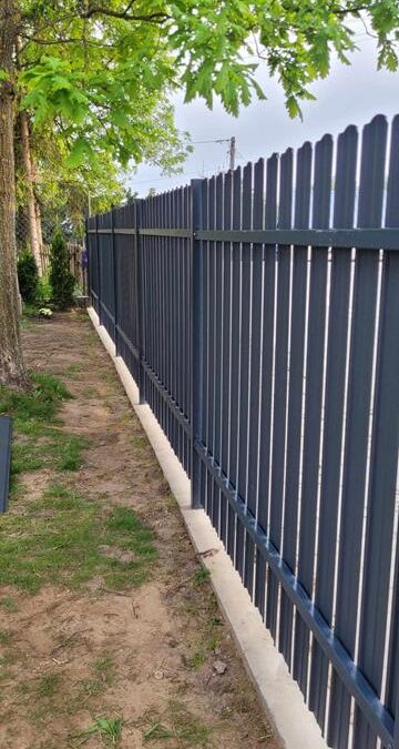 Vyžadují kovové plotové lamely údržbu po zimě? Fakta a osvědčené postupy