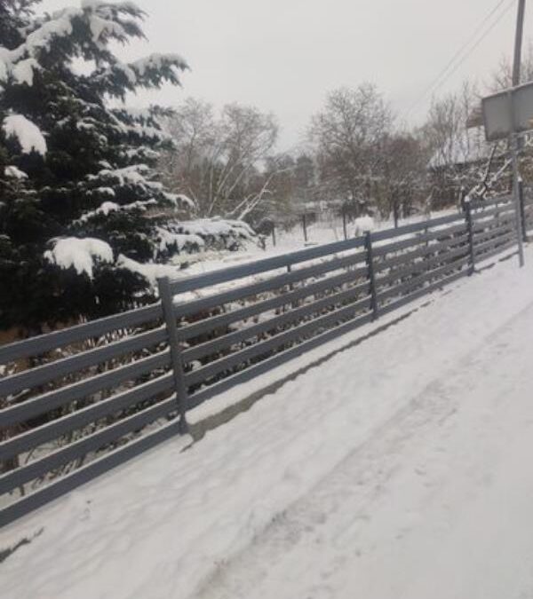 Montáž plotu v zimě – je to možné? Fakta a mýty o práci při nízkých teplotách