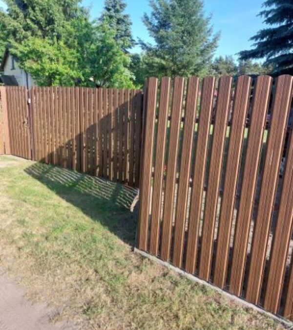 Nejdůležitější výhody kovových plotovek