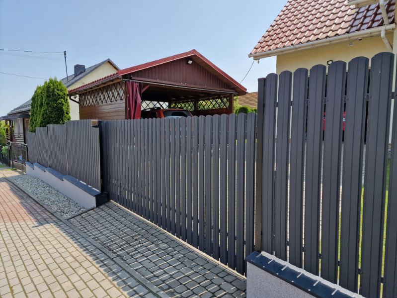 Proč se vyplatí investovat do kovových plotových latí.